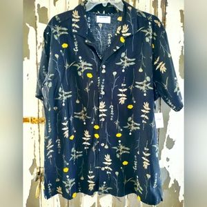 NWT, NO PRICING SHORT SLEEVED LARGE SHIRT